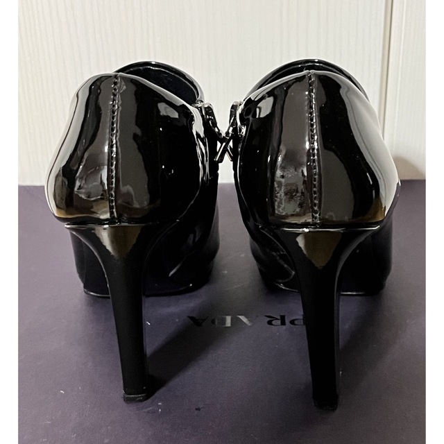 PRADA(プラダ)のPRADA  ブーティ　36.5  エナメル　ブラック　美品 レディースの靴/シューズ(ブーツ)の商品写真