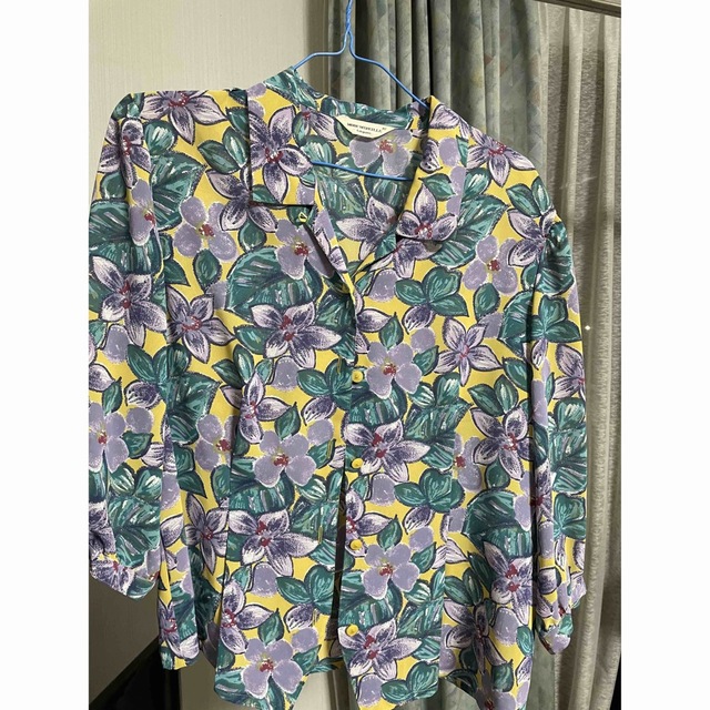 UNITED ARROWS(ユナイテッドアローズ)の花柄　５部丈シャツ　シャツ　美品 レディースのトップス(Tシャツ(長袖/七分))の商品写真