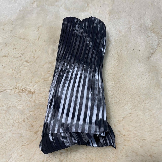 ISSEY MIYAKE(イッセイミヤケ)の美品　 ISSEY MIYAKEイッセミヤケ　プリーツ　トップス レディースのトップス(カットソー(長袖/七分))の商品写真