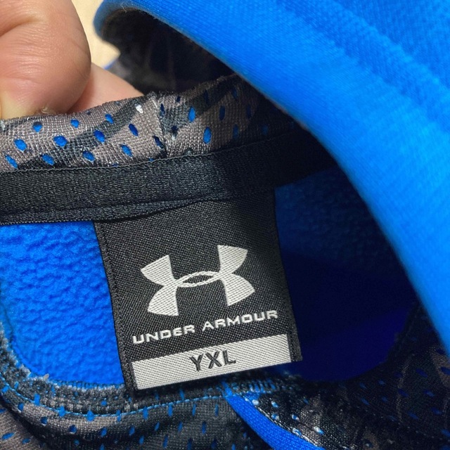 UNDER ARMOUR(アンダーアーマー)のアンダーアーマー YXL 160相当 男の子パーカー 美品！ キッズ/ベビー/マタニティのキッズ服男の子用(90cm~)(Tシャツ/カットソー)の商品写真