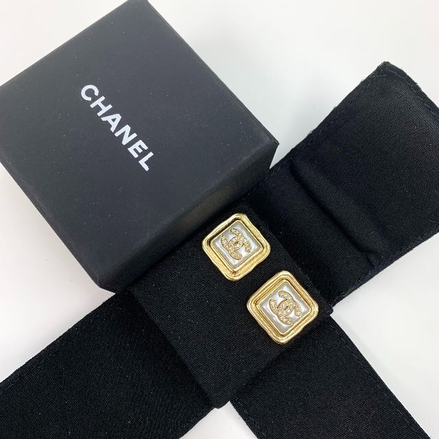 CHANEL(シャネル)の6240 シャネル ココマーク ラインストーン スクエア ピアス ゴールド レディースのアクセサリー(ピアス)の商品写真