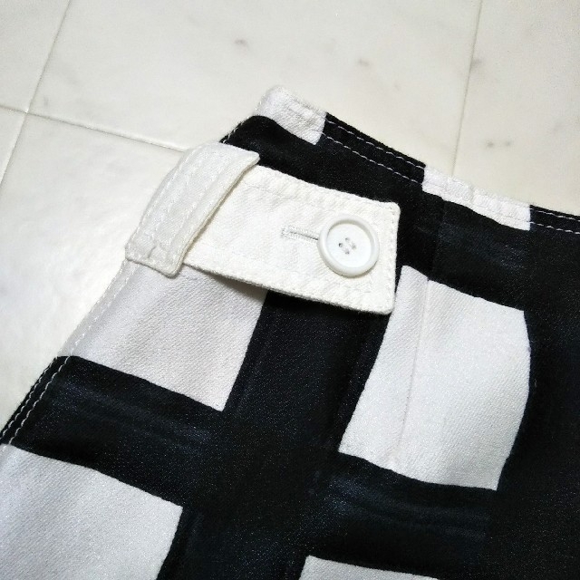 美品【courreges】チェック スカート 38 台形 Aライン 白黒 ボタン 2