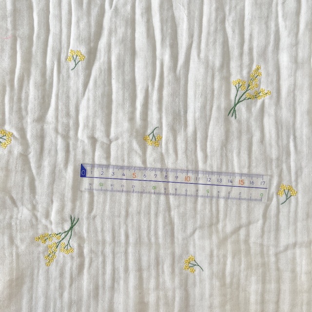 original生地　トリプルガーゼ（ミモザ刺繍）　　韓国生地 ハンドメイドの素材/材料(生地/糸)の商品写真
