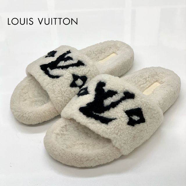 LOUIS VUITTON(ルイヴィトン)の6129 ヴィトン ムートン ボア ロゴ フラットサンダル ホワイト メンズの靴/シューズ(サンダル)の商品写真