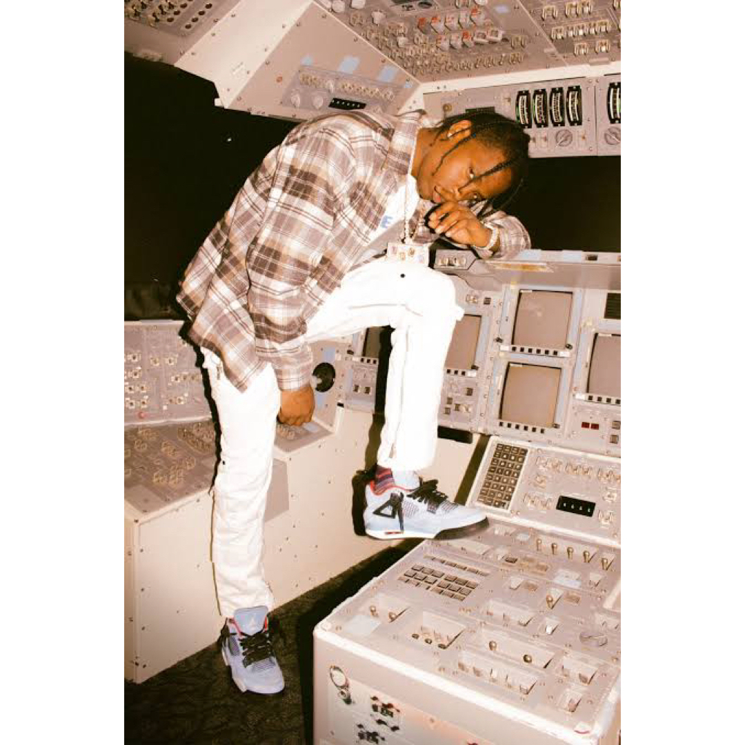 Travis Scott × Nike Air Jordan 4