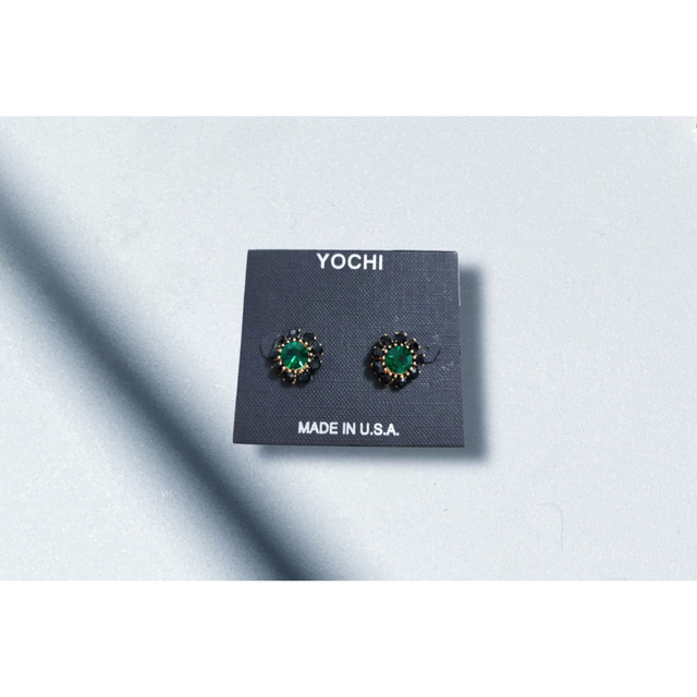 Yochi NEW YORK(ヨキニューヨーク)のSALE価格！【Yochi NEW YORK】 ビジューピアス BKエメラルド レディースのアクセサリー(ピアス)の商品写真