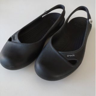 クロックス(crocs)のcrocs/クロックスフラットサンダル黒<W7>(サンダル)