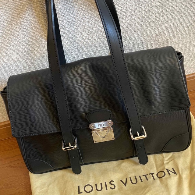 LOUIS VUITTON(ルイヴィトン)のルイヴィトン　セギュール　エピ レディースのバッグ(ショルダーバッグ)の商品写真