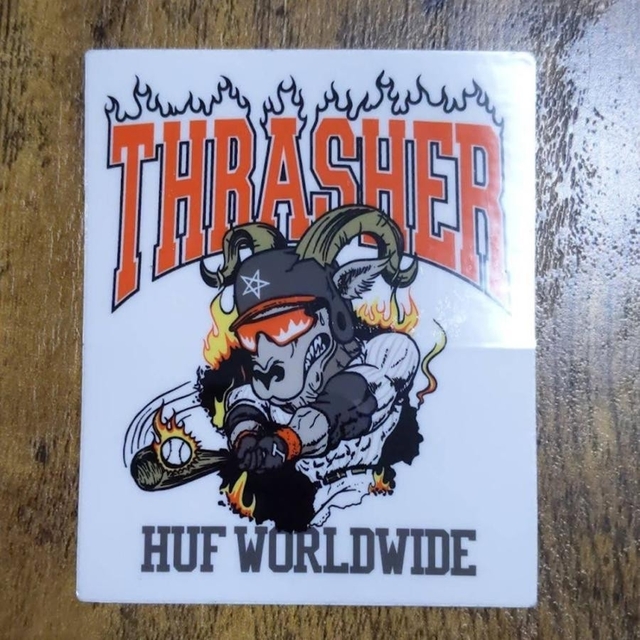 THRASHER(スラッシャー)の(縦8.6cm横7cm) HUF スラッシャー　コラボステッカー スポーツ/アウトドアのスポーツ/アウトドア その他(スケートボード)の商品写真