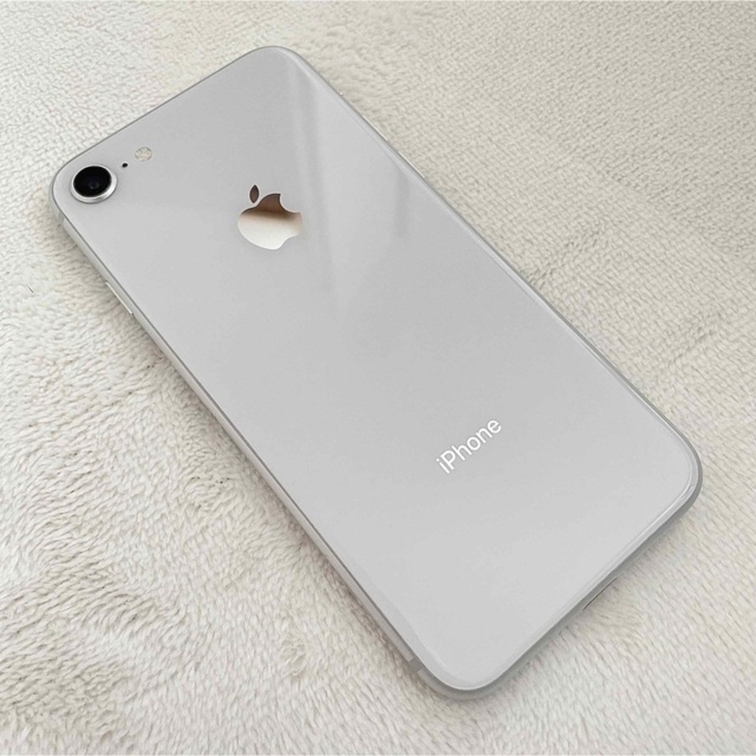 iPhone(アイフォーン)のiPhone8本体　64GB シルバー スマホ/家電/カメラのスマートフォン/携帯電話(スマートフォン本体)の商品写真
