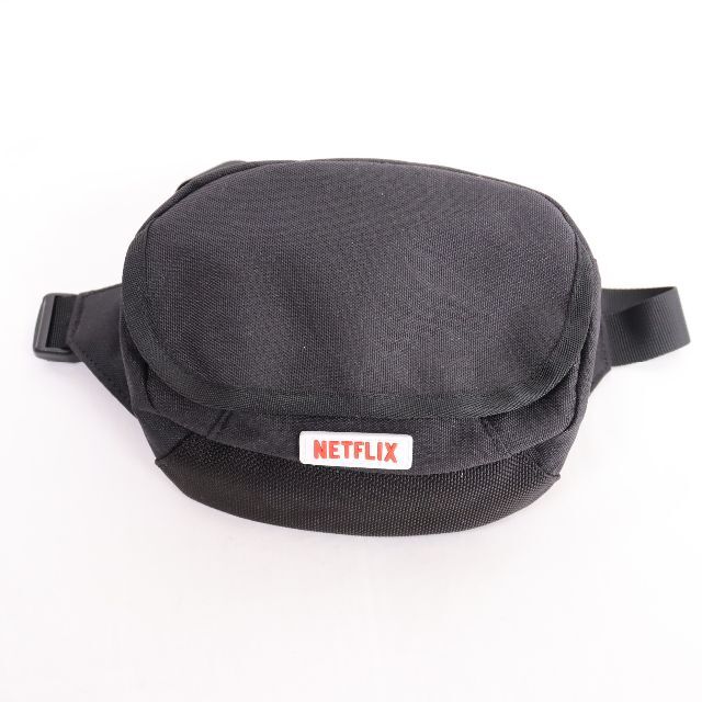 BEAMS(ビームス)のBEAMS×NETFLIX　コラボミニボディーバッグ　未使用品 メンズのバッグ(ボディーバッグ)の商品写真