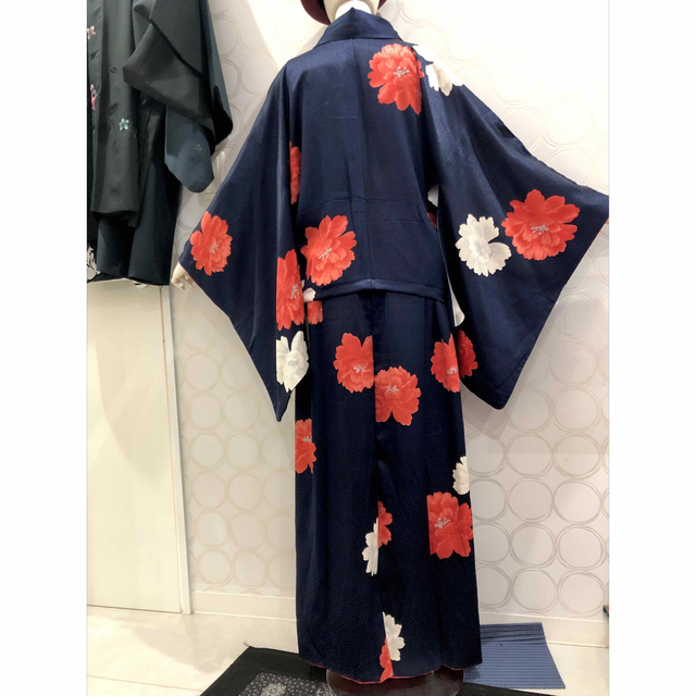 着物リメイク 大判 赤白 花 ショート丈羽織 ロングスカート レディースの水着/浴衣(着物)の商品写真