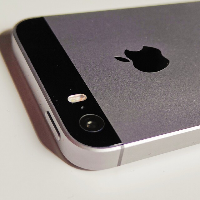 Apple(アップル)のiPhone SE Space Gray 32GB au SIMフリー スマホ/家電/カメラのスマートフォン/携帯電話(スマートフォン本体)の商品写真