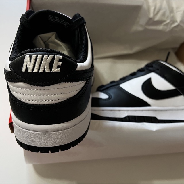 NIKE(ナイキ)のNIKE DUNK LOW PANDA supreme パンダ 28.0cm メンズの靴/シューズ(スニーカー)の商品写真