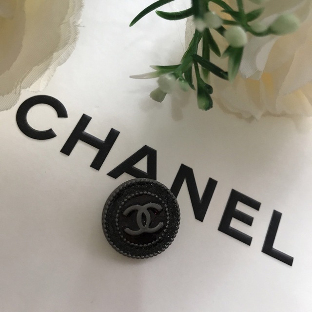 CHANEL(シャネル)の💜CHANEL💜CCマーク💜ボタン💜メタル💜1個💜 ハンドメイドの素材/材料(各種パーツ)の商品写真