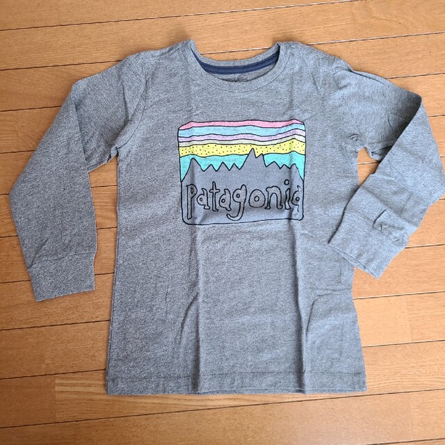 patagonia(パタゴニア)の5Tサイズ　ロンティ　グレー キッズ/ベビー/マタニティのキッズ服女の子用(90cm~)(Tシャツ/カットソー)の商品写真