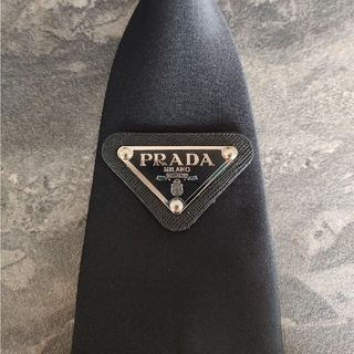 プラダ(PRADA)のPRADA プラダ トライアングル ロゴ ブローチ(金属工芸)