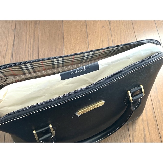 BURBERRY(バーバリー)の新品同様★バーバリー　ハンドバッグ　黒　ブラック　ファスナー付き　卒業式　卒園式 レディースのバッグ(ハンドバッグ)の商品写真