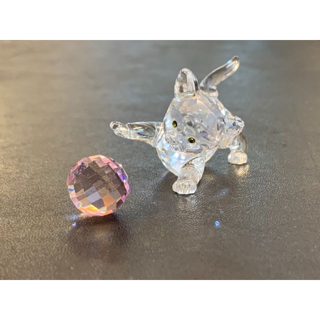 スワロフスキー　SWAROVSKI　子猫とピンクボール | フリマアプリ ラクマ