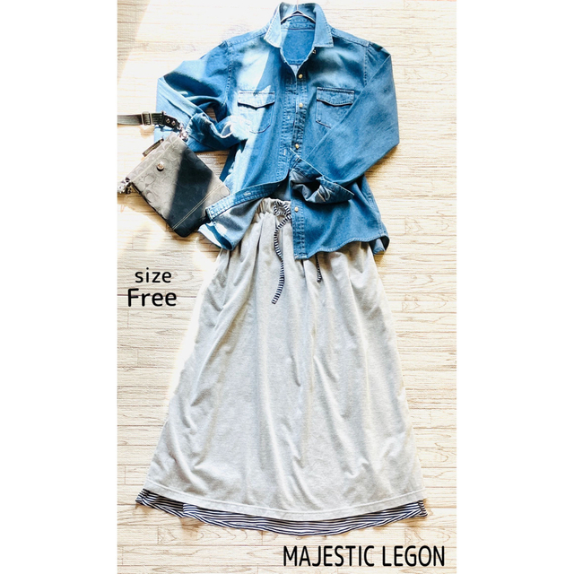 MAJESTIC LEGON(マジェスティックレゴン)のMAJESTIC LEGON  デニムシャツ　レディース　Free size レディースのトップス(シャツ/ブラウス(長袖/七分))の商品写真