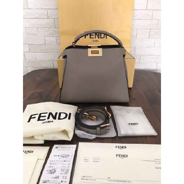 FENDI フェンディ ピーカブー エッセンシャリー FENDI フェンディ ピーカブー エッセンシャリー