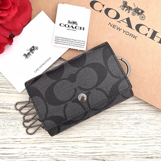 COACH(コーチ)の《新品》COACH メンズ ブラック シグネチャー  レザー キーケース メンズのファッション小物(キーケース)の商品写真