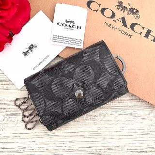 コーチ(COACH)の《新品》COACH メンズ ブラック シグネチャー  レザー キーケース(キーケース)