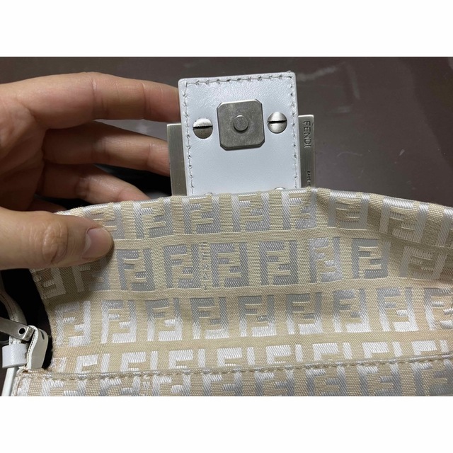 FENDI(フェンディ)のFENDI マンマバケット 小型 ズッカ柄 ホワイト ベージュ 美品 レディースのバッグ(ショルダーバッグ)の商品写真