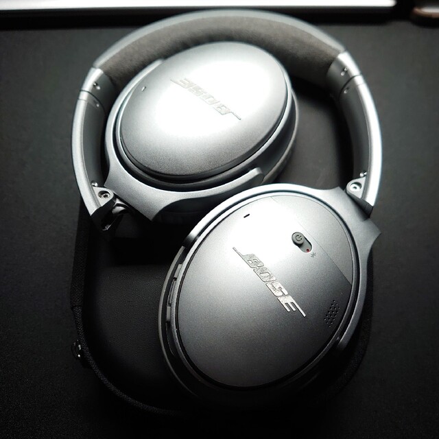 BOSE(ボーズ)のBOSE QuietComfort35 QC35 シルバー ワイヤレスヘッドホン スマホ/家電/カメラのオーディオ機器(ヘッドフォン/イヤフォン)の商品写真