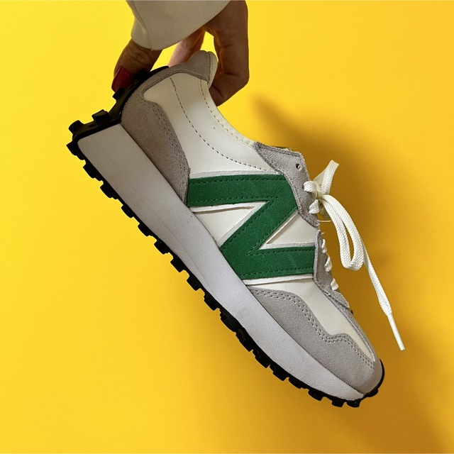 New Balance(ニューバランス)のニューバランス327 white×green レディースの靴/シューズ(スニーカー)の商品写真