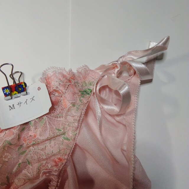 ピンク色と花柄刺繍入り上下セット下着ブラジャーD80ショーツMサイズの紐パンツ レディースの下着/アンダーウェア(ブラ&ショーツセット)の商品写真