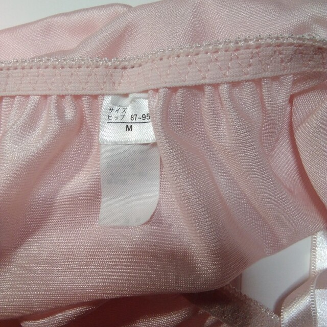 ピンク色と花柄刺繍入り上下セット下着ブラジャーD80ショーツMサイズの紐パンツ レディースの下着/アンダーウェア(ブラ&ショーツセット)の商品写真