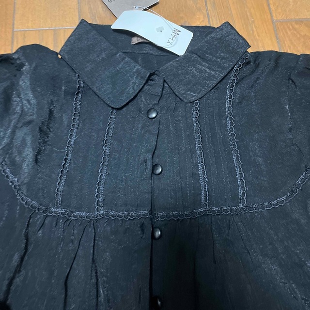 ブラウス ブラック フロントボタン 襟付き ワイシャツ 7分丈 フリル リボン レディースのトップス(シャツ/ブラウス(長袖/七分))の商品写真