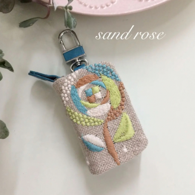 mina perhonen(ミナペルホネン)のミナペルホネン　sand roseスマートキーケース　ハンドメイド ハンドメイドのファッション小物(キーケース/名刺入れ)の商品写真