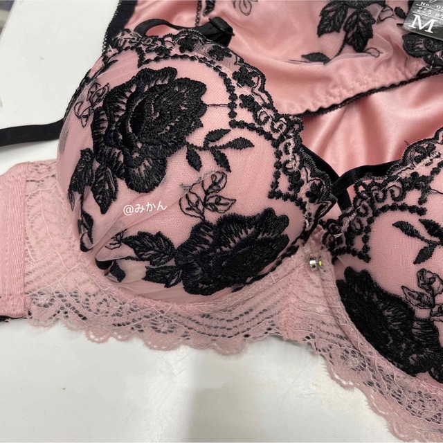 優美な✨♥️ドレッシーブラックローズブラショーツセット(ピンク) レディースの下着/アンダーウェア(ブラ&ショーツセット)の商品写真