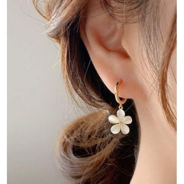 即日〜翌日発送】フラワーフープピアス 花 ゴールド 韓国 大人可愛い *51 bluke.com.br