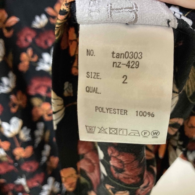 オシャレウォーカー　フリルネックのレトロ花柄の長袖ブラウス レディースのトップス(シャツ/ブラウス(長袖/七分))の商品写真