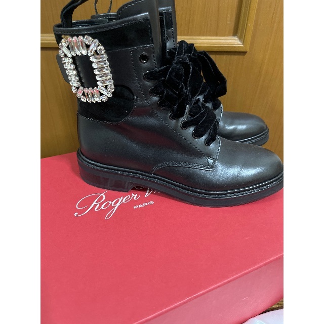ROGER VIVIER(ロジェヴィヴィエ)のロジェヴィヴィエ　ブーツ　37 ショート　フラット　編み上げ　ビジュー レディースの靴/シューズ(ブーツ)の商品写真