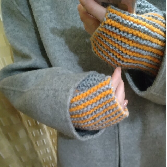 ガーター編みの左右同じのアームウォーマー レディースのファッション小物(手袋)の商品写真