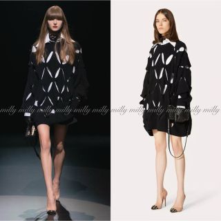 ヴァレンティノ(VALENTINO)のご成約済みです【VALENTINO】2023現行エンブロイダリーニットプル(ニット/セーター)