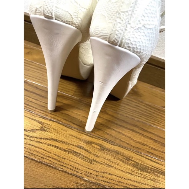 Delyle NOIR(デイライルノアール)のオープントゥ花柄レースストラップヒール（WHITE） レディースの靴/シューズ(ハイヒール/パンプス)の商品写真