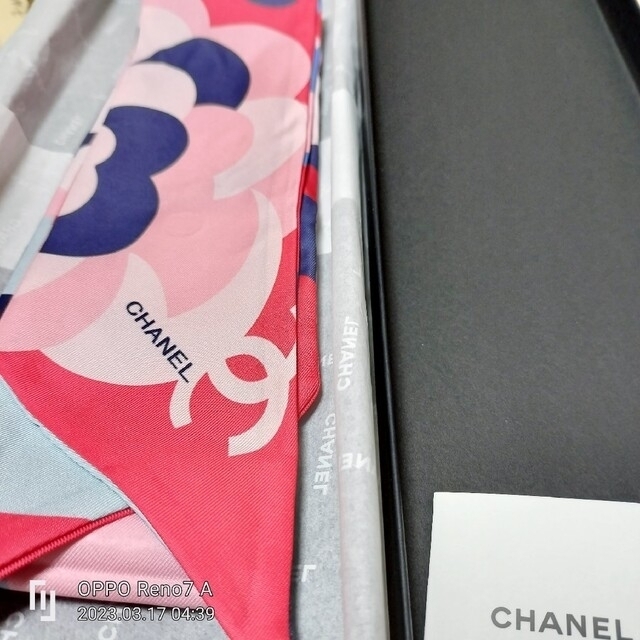 リアルサープラス! 犬柄シャネルCHANELバンダナ未使用未開封カメリア