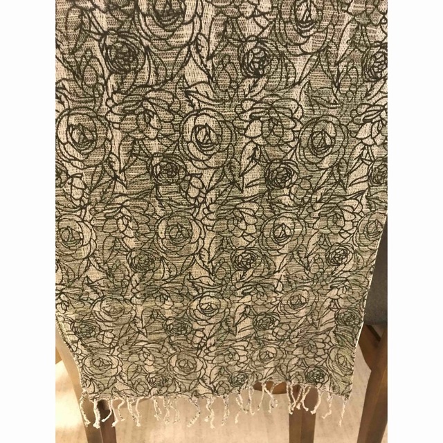 ストール　ショール　バラ白黒　マフラー　スカーフ レディースのファッション小物(ストール/パシュミナ)の商品写真