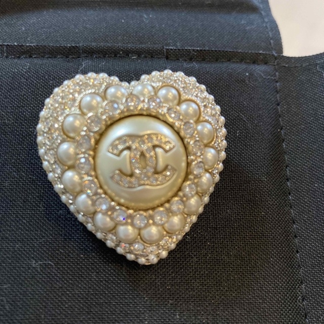 CHANEL ストラスパール ハートブローチ 新作 2022/23