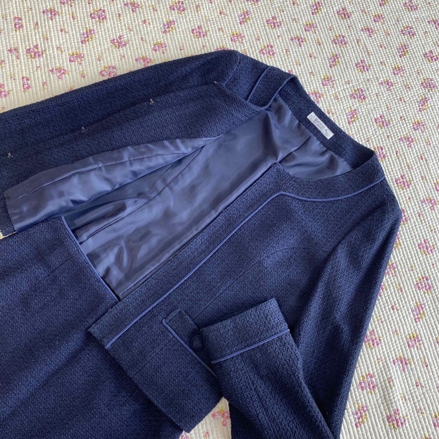 OFUON(オフオン)のオフオン ノーカラー スカートスーツ 38 W64 入学入園 濃紺 OL DMW レディースのフォーマル/ドレス(スーツ)の商品写真