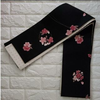 ブラック地に桜柄ピンク濃淡ベージュリバーシブル半幅帯裏白地ピンク水玉ドット柄(帯)