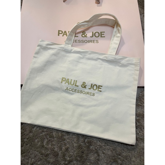 PAUL & JOE(ポールアンドジョー)の新品　ポール&ジョー　チャーム3点と生成トート バックのセット レディースのファッション小物(キーホルダー)の商品写真