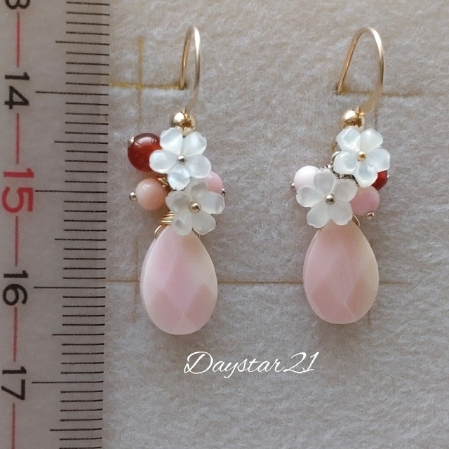 pe43🉐天然石ピアス☆コンクシェル　ペアシェイプお花ピアス　桜雫14kgf ハンドメイドのアクセサリー(ピアス)の商品写真