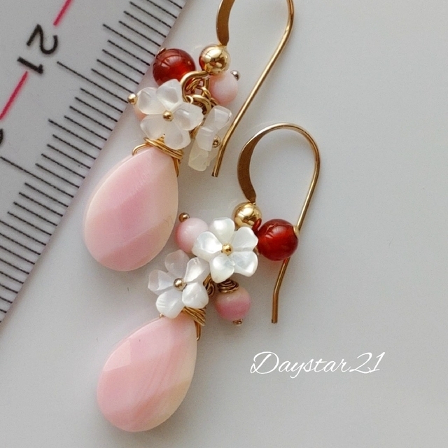 pe43🉐天然石ピアス☆コンクシェル　ペアシェイプお花ピアス　桜雫14kgf ハンドメイドのアクセサリー(ピアス)の商品写真