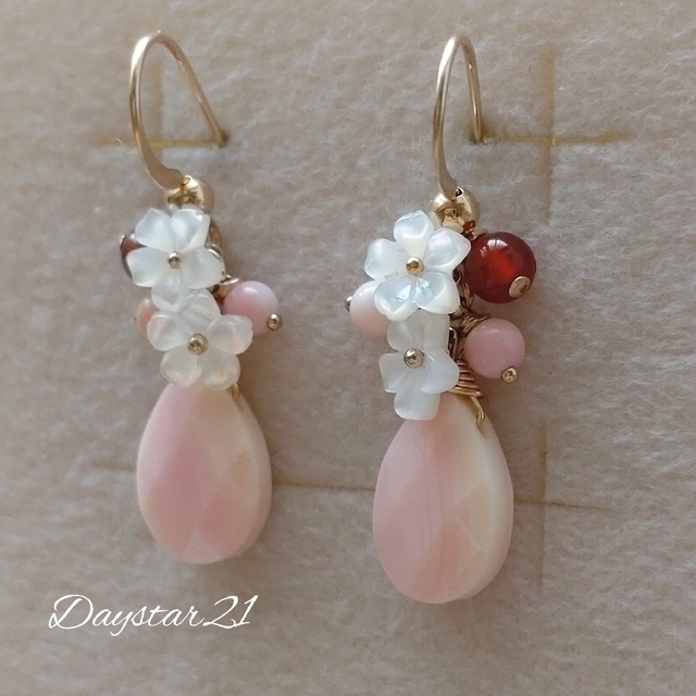 pe43🉐天然石ピアス☆コンクシェル　ペアシェイプお花ピアス　桜雫14kgf ハンドメイドのアクセサリー(ピアス)の商品写真